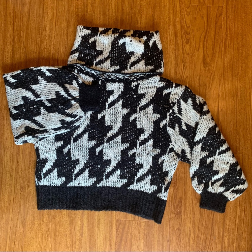 Black and White Houndstooth Turtle Neck Sweater with Balloon Sleeves size L NWT